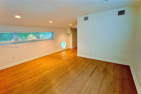 House in Miami, Florida 3 bedrooms, 249.54 sq.m. № 2000887 - photo 11