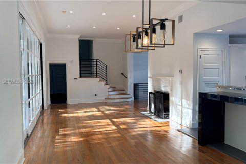 House in Miami, Florida 3 bedrooms, 249.54 sq.m. № 2000887 - photo 8