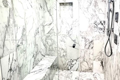 House in Miami, Florida 3 bedrooms, 249.54 sq.m. № 2000887 - photo 13