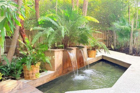 House in Miami, Florida 3 bedrooms, 249.54 sq.m. № 2000887 - photo 3