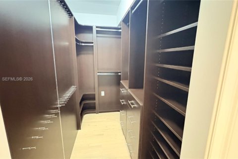 House in Miami, Florida 3 bedrooms, 249.54 sq.m. № 2000887 - photo 12