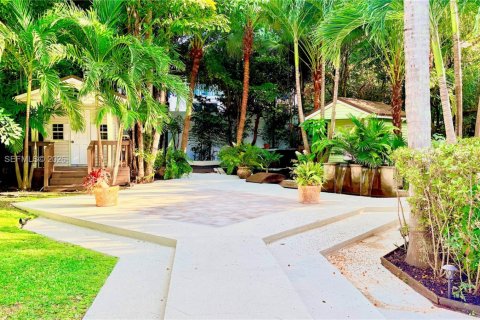 House in Miami, Florida 3 bedrooms, 249.54 sq.m. № 2000887 - photo 27
