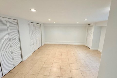House in Miami, Florida 3 bedrooms, 249.54 sq.m. № 2000887 - photo 17