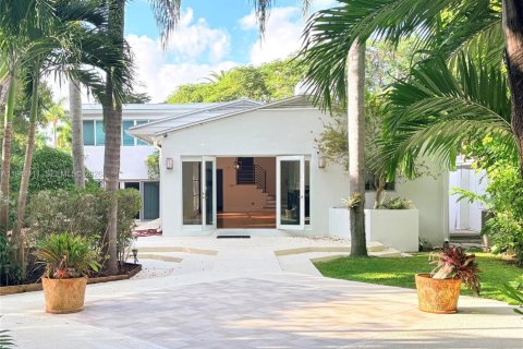 House in Miami, Florida 3 bedrooms, 249.54 sq.m. № 2000887