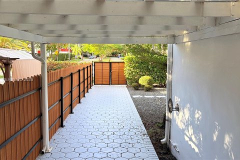 House in Miami, Florida 3 bedrooms, 249.54 sq.m. № 2000887 - photo 28