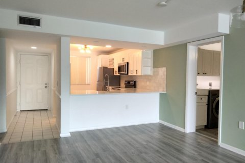 Condo in West Palm Beach, Florida, 2 bedrooms  № 2378896 - photo 13