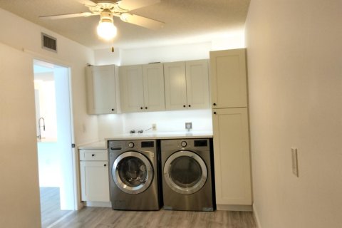 Condo in West Palm Beach, Florida, 2 bedrooms  № 2378896 - photo 14