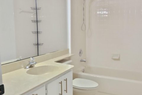 Condo in West Palm Beach, Florida, 2 bedrooms  № 2378896 - photo 12