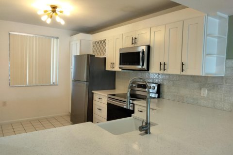 Condo in West Palm Beach, Florida, 2 bedrooms  № 2378896 - photo 2