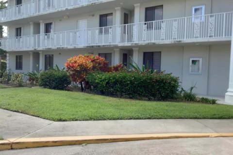 Condo in West Palm Beach, Florida, 2 bedrooms  № 2378896 - photo 16