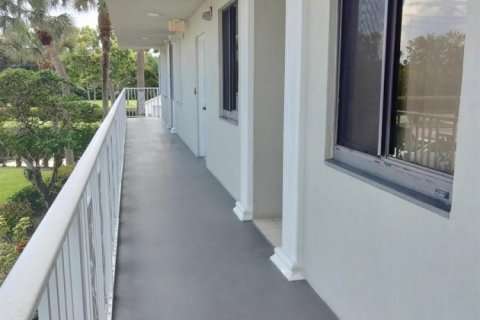 Condo in West Palm Beach, Florida, 2 bedrooms  № 2378896 - photo 17