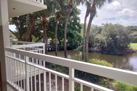 Condo in West Palm Beach, Florida, 2 bedrooms  № 2378896 - photo 15