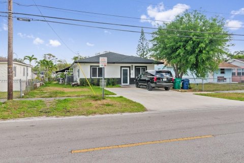 Купить виллу или дом в Майами-Гарденс, Флорида 3 спальни, 114.83м2, № 1943130 - фото 1