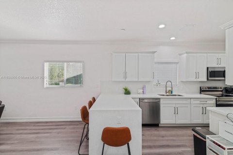 Купить виллу или дом в Майами-Гарденс, Флорида 3 спальни, 114.83м2, № 1943130 - фото 11