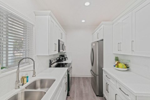 Купить виллу или дом в Майами-Гарденс, Флорида 3 спальни, 114.83м2, № 1943130 - фото 9