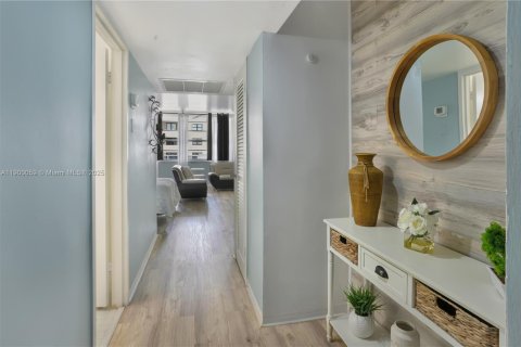 Condo in Miami Beach, Florida  № 2061678 - photo 9