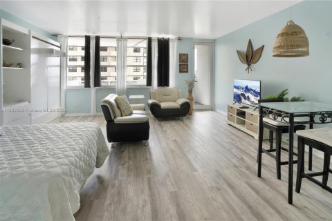 Condo in Miami Beach, Florida  № 2061678 - photo 12