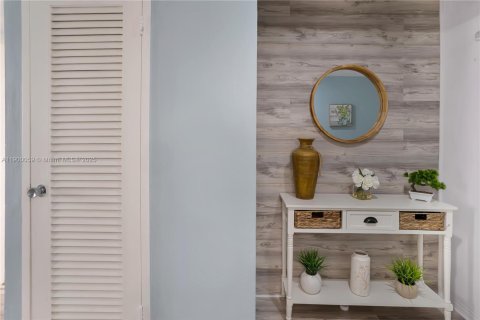 Condo in Miami Beach, Florida  № 2061678 - photo 10