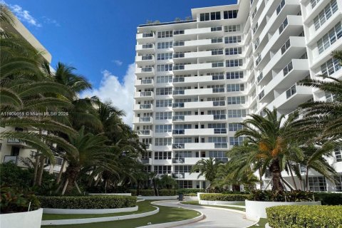 Condo in Miami Beach, Florida  № 2061678 - photo 2