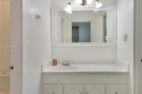 Condo in Miami Beach, Florida  № 2061678 - photo 14