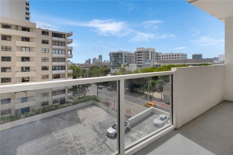 Condo in Miami Beach, Florida  № 2061678 - photo 8