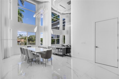 House in Hialeah Gardens, Florida 6 bedrooms, 691.38 sq.m. № 1862051 - photo 8