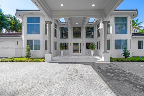 House in Hialeah Gardens, Florida 6 bedrooms, 691.38 sq.m. № 1862051 - photo 1