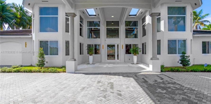 House in Hialeah Gardens, Florida 6 bedrooms, 691.38 sq.m. № 1862051
