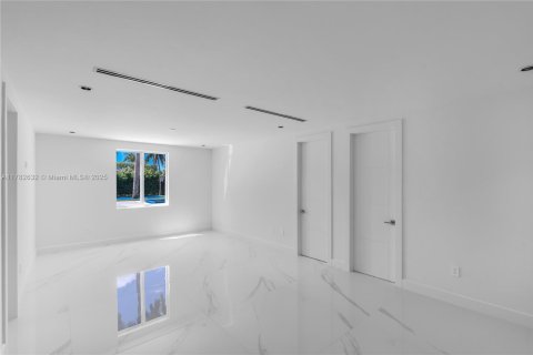House in Hialeah Gardens, Florida 6 bedrooms, 691.38 sq.m. № 1862051 - photo 19