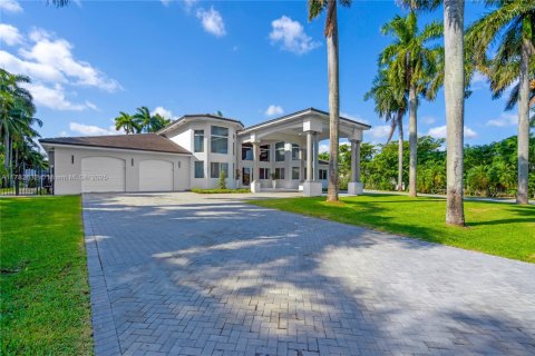 House in Hialeah Gardens, Florida 6 bedrooms, 691.38 sq.m. № 1862051 - photo 3