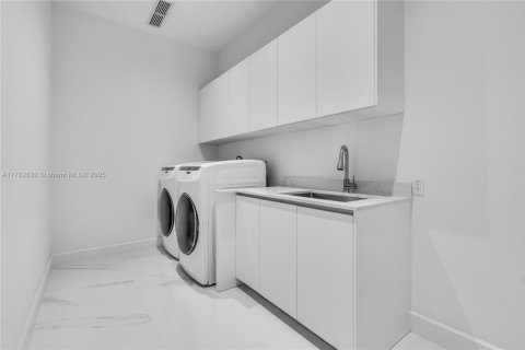 House in Hialeah Gardens, Florida 6 bedrooms, 691.38 sq.m. № 1862051 - photo 29