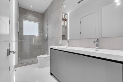 House in Hialeah Gardens, Florida 6 bedrooms, 691.38 sq.m. № 1862051 - photo 14