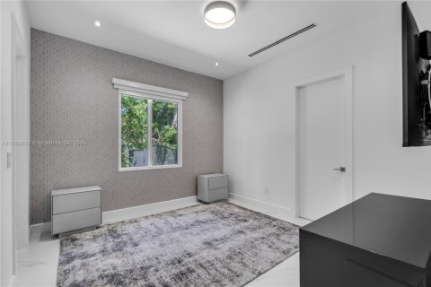 House in Hialeah Gardens, Florida 6 bedrooms, 691.38 sq.m. № 1862051 - photo 11