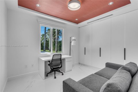 House in Hialeah Gardens, Florida 6 bedrooms, 691.38 sq.m. № 1862051 - photo 18