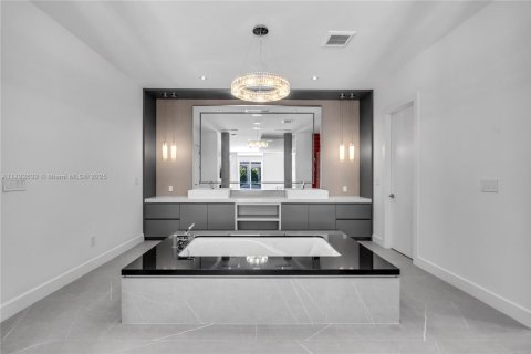 House in Hialeah Gardens, Florida 6 bedrooms, 691.38 sq.m. № 1862051 - photo 26