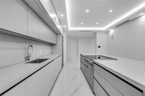 House in Hialeah Gardens, Florida 6 bedrooms, 691.38 sq.m. № 1862051 - photo 9