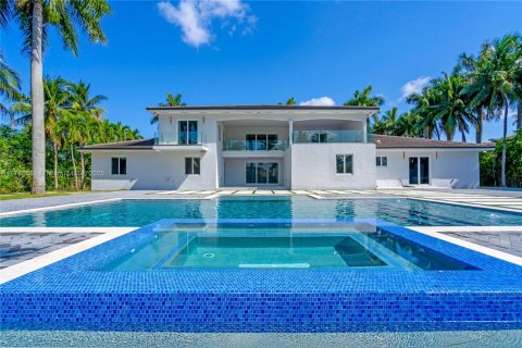 House in Hialeah Gardens, Florida 6 bedrooms, 691.38 sq.m. № 1862051 - photo 2