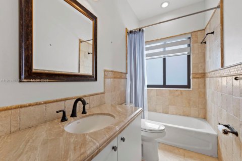 Villa ou maison à vendre à Miami, Floride: 4 chambres, 259.66 m2 № 1971485 - photo 28