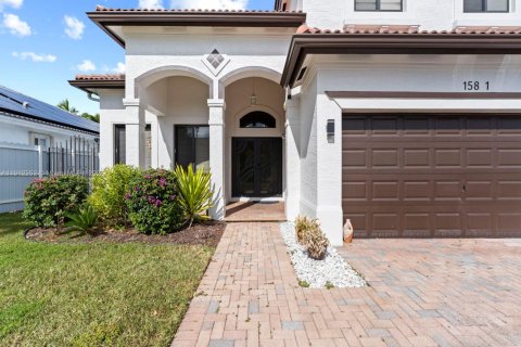 Villa ou maison à vendre à Miami, Floride: 4 chambres, 259.66 m2 № 1971485 - photo 4