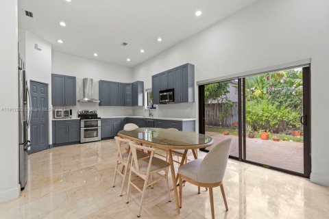 Villa ou maison à vendre à Miami, Floride: 4 chambres, 259.66 m2 № 1971485 - photo 12