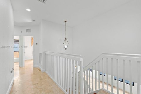 Villa ou maison à vendre à Miami, Floride: 4 chambres, 259.66 m2 № 1971485 - photo 18
