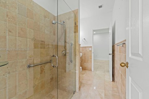 Villa ou maison à vendre à Miami, Floride: 4 chambres, 259.66 m2 № 1971485 - photo 16