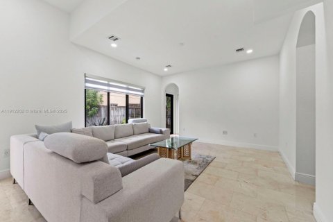 Villa ou maison à vendre à Miami, Floride: 4 chambres, 259.66 m2 № 1971485 - photo 14