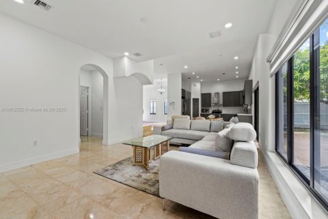 Villa ou maison à vendre à Miami, Floride: 4 chambres, 259.66 m2 № 1971485 - photo 13