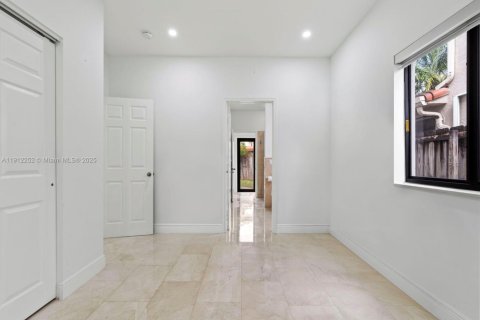 Villa ou maison à vendre à Miami, Floride: 4 chambres, 259.66 m2 № 1971485 - photo 17