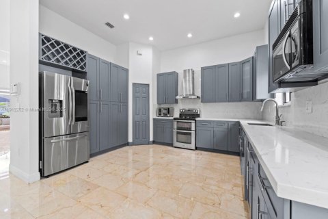 Villa ou maison à vendre à Miami, Floride: 4 chambres, 259.66 m2 № 1971485 - photo 10
