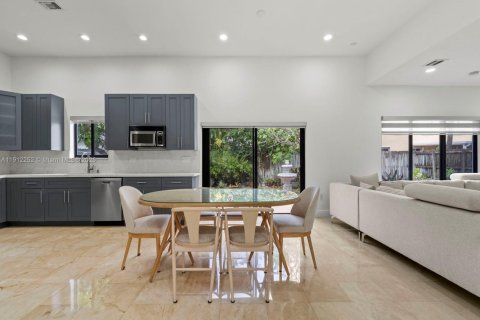 Villa ou maison à vendre à Miami, Floride: 4 chambres, 259.66 m2 № 1971485 - photo 9