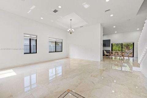 Villa ou maison à vendre à Miami, Floride: 4 chambres, 259.66 m2 № 1971485 - photo 5