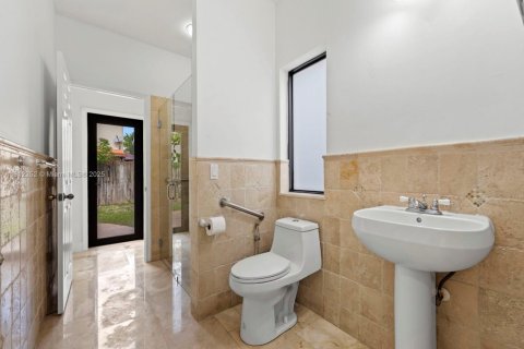 Villa ou maison à vendre à Miami, Floride: 4 chambres, 259.66 m2 № 1971485 - photo 15