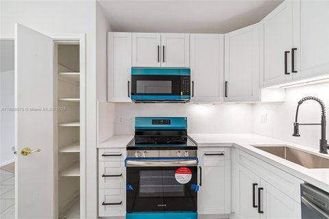 Condominio en venta en Lauderhill, Florida, 1 dormitorio, 86.21 m2 № 1941045 - foto 5